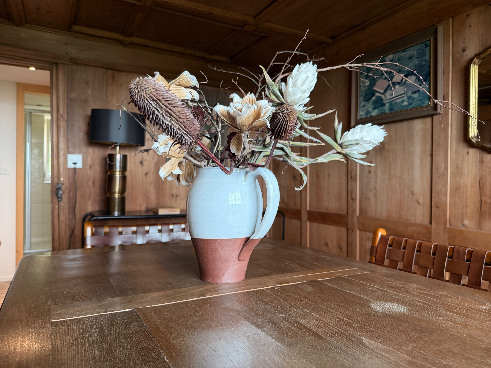 Krug mit Trockenblumen auf dem Esstisch der Alti Stube